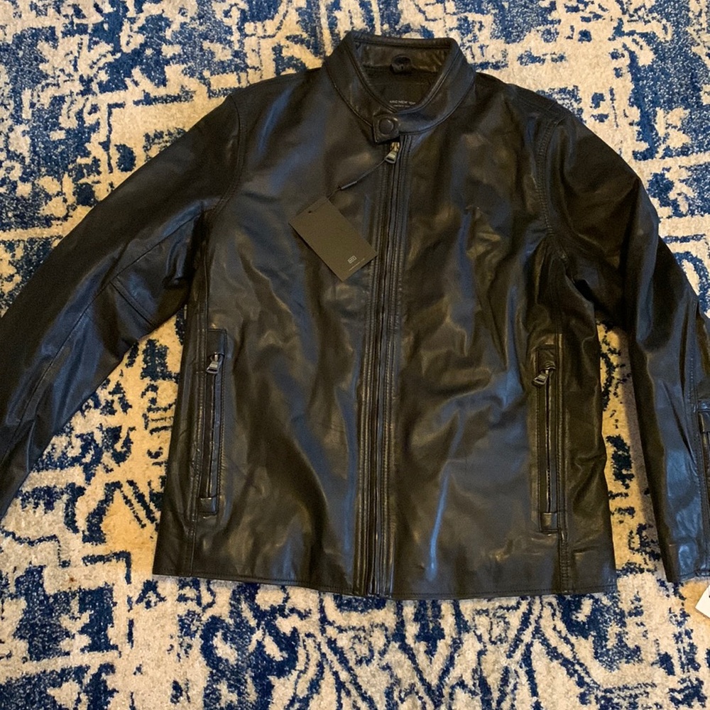 STUNNING NWT black leather coat from Wilsons.  Mens size- L.